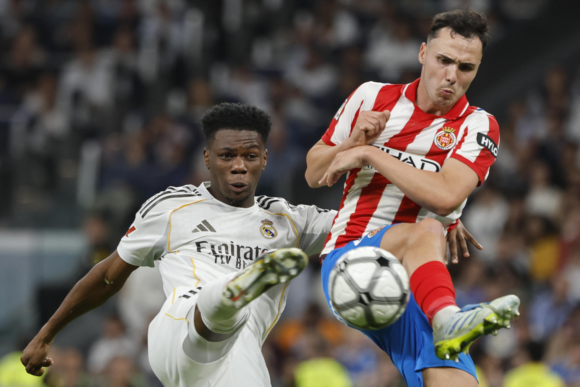 El defensa del Girona Arnau Martínez (d) pelea un balón con Aurélien Tchouaméni, del Real Madrid, , en el estadio Santiago Bernabéu en foto de archivo de Sergio Pérez. EFE
