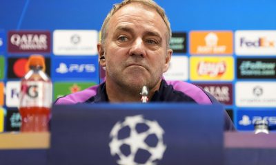 El entrenador del FC Barcelona, Hansi Flick, durante la rueda de prensa previa al partido de ida de cuartos de final de la Liga de Campeones que mañana disputarán ante el Atlético de Madrid en el Camp Nou. EFE/Enric Fontcuberta.
