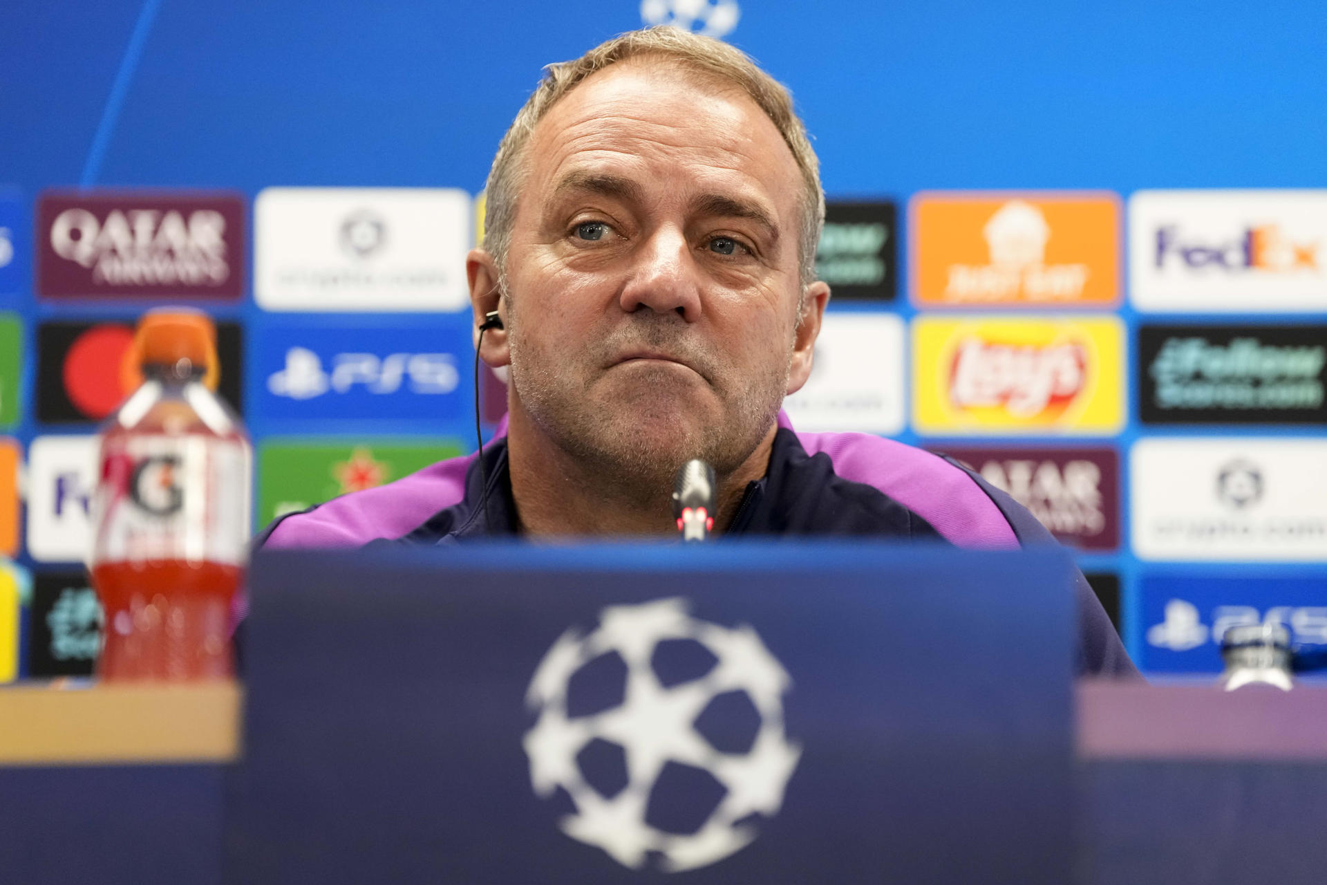 El entrenador del FC Barcelona, Hansi Flick, durante la rueda de prensa previa al partido de ida de cuartos de final de la Liga de Campeones que mañana disputarán ante el Atlético de Madrid en el Camp Nou. EFE/Enric Fontcuberta.