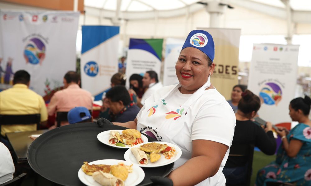 María Carranza sirve alimentos como parte del proyecto de seguridad alimentaria Manos que Alimentan este 28 de abril de 2026, en San Salvador (El Salvador). EFE/ Rodrigo Sura