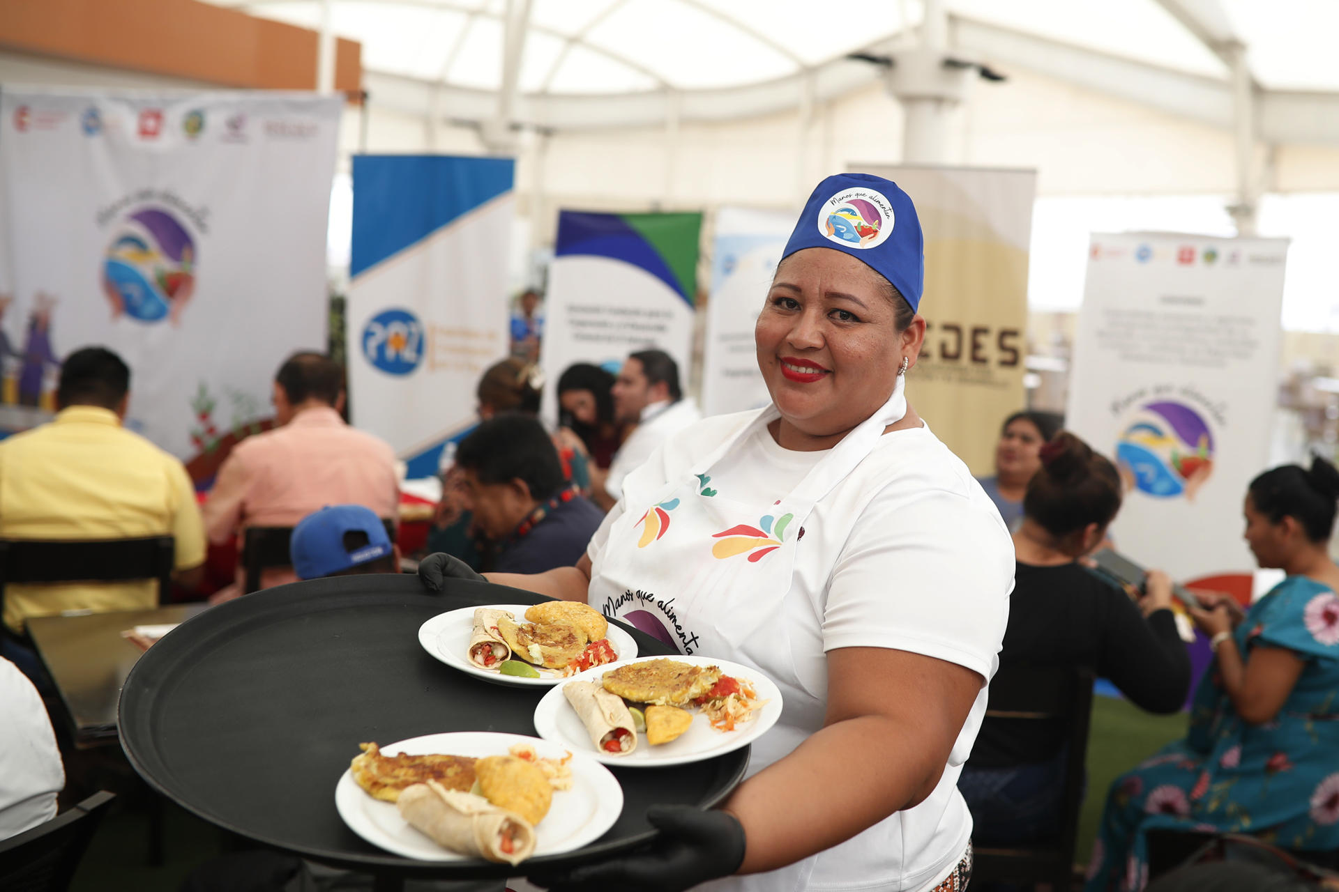 María Carranza sirve alimentos como parte del proyecto de seguridad alimentaria Manos que Alimentan este 28 de abril de 2026, en San Salvador (El Salvador). EFE/ Rodrigo Sura