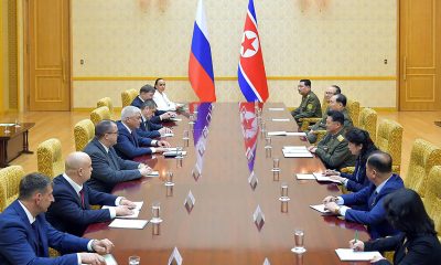 AME5726. PIONYANG (COREA DEL NORTE), 22/04/2026.- Fotografía cedida por la agencia estatal KCNA que muestra al ministro del Interior de Rusia, Vladímir Kolokóltsev (c-i), durante una reunión con el ministro de Seguridad Pública de Corea del Norte, el coronel general Pan Du Sob (c-d). Kolokóltsev llegó a Corea del Norte, afirmó la agencia estatal norcoreana KCNA, para mantener conversaciones con su homólogo en medio de un acercamiento creciente entre Moscú y Pionyang. EFE/ KCNA/SOLO USO EDITORIAL/NO VENTAS/SOLO DISPONIBLE PARA ILUSTRAR LA NOTICIA QUE ACOMPAÑA (CRÉDITO OBLIGATORIO)