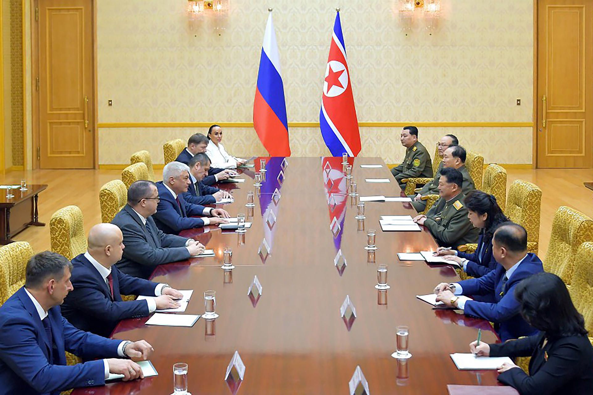 AME5726. PIONYANG (COREA DEL NORTE), 22/04/2026.- Fotografía cedida por la agencia estatal KCNA que muestra al ministro del Interior de Rusia, Vladímir Kolokóltsev (c-i), durante una reunión con el ministro de Seguridad Pública de Corea del Norte, el coronel general Pan Du Sob (c-d). Kolokóltsev llegó a Corea del Norte, afirmó la agencia estatal norcoreana KCNA, para mantener conversaciones con su homólogo en medio de un acercamiento creciente entre Moscú y Pionyang. EFE/ KCNA/SOLO USO EDITORIAL/NO VENTAS/SOLO DISPONIBLE PARA ILUSTRAR LA NOTICIA QUE ACOMPAÑA (CRÉDITO OBLIGATORIO)