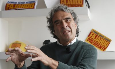 El candidato a la Presidencia de Colombia por el partido Dignidad y Compromiso, Sergio Fajardo, habla durante una entrevista con EFE este , en Bogotá (Colombia). EFE/ Mauricio Dueñas Castañeda