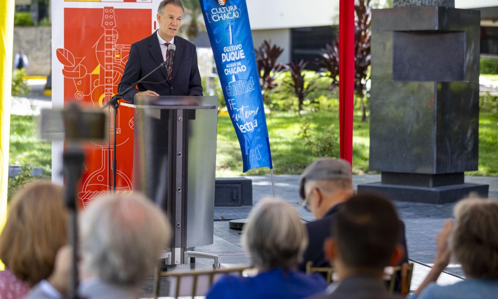 El embajador de España en Venezuela, Álvaro Albacete (c-i), fue captado este martes, 28 de abril, al intervenir durante un evento por el Día Internacional del Libro y del idioma español, en Caracas (Venezuela). EFE/Miguel Gutiérrez