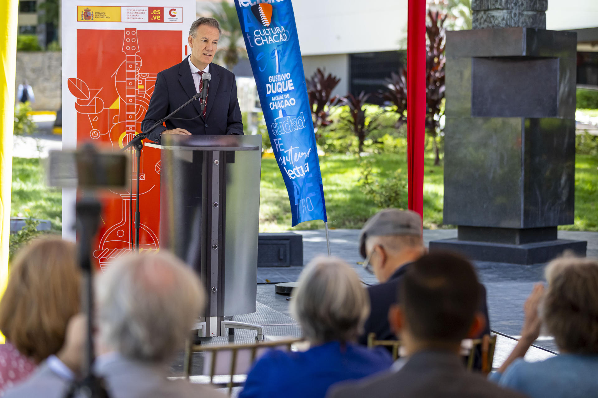 El embajador de España en Venezuela, Álvaro Albacete (c-i), fue captado este martes, 28 de abril, al intervenir durante un evento por el Día Internacional del Libro y del idioma español, en Caracas (Venezuela). EFE/Miguel Gutiérrez