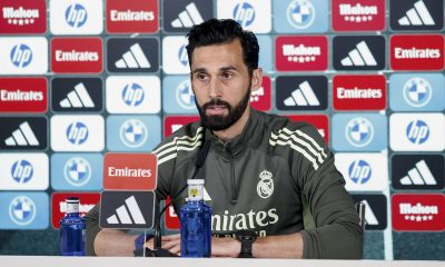 El entrenador del Real Madrid, Álvaro Arbeloa, durante la rueda de prensa antes del entrenamiento del equipo en la ciudad deportiva del club de Valdebebas este jueves, en la víspera del partido de la trigésima segunda jornada de LaLiga EA Sports que disputará contra el Real Betis en el estadio de La Cartuja. EFE/ Daniel Gónzalez