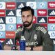 El entrenador del Real Madrid, Álvaro Arbeloa, durante la rueda de prensa antes del entrenamiento del equipo en la ciudad deportiva del club de Valdebebas este jueves, en la víspera del partido de la trigésima segunda jornada de LaLiga EA Sports que disputará contra el Real Betis en el estadio de La Cartuja. EFE/ Daniel Gónzalez