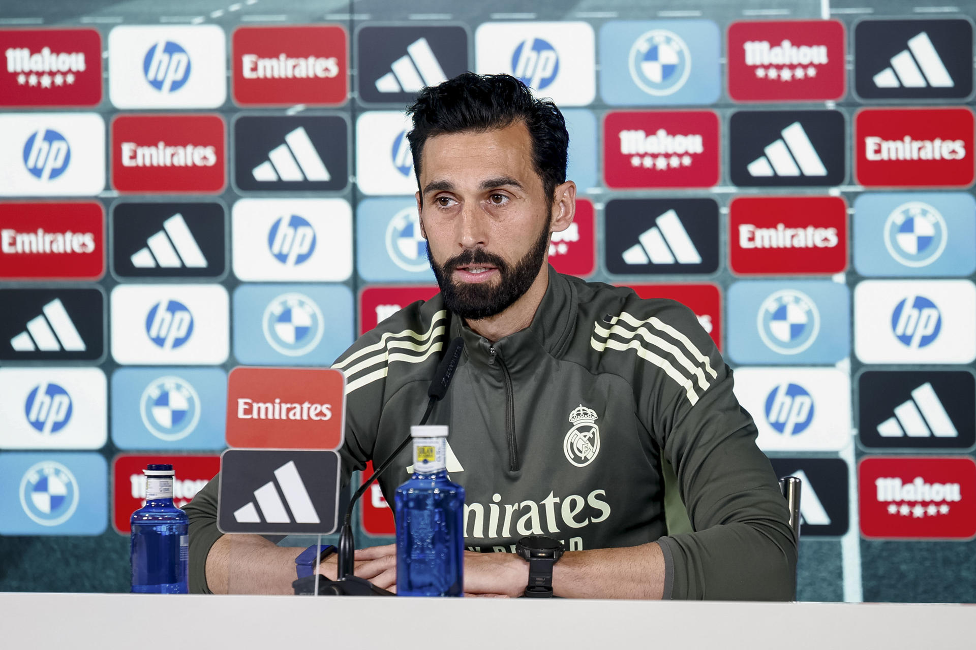 El entrenador del Real Madrid, Álvaro Arbeloa, durante la rueda de prensa antes del entrenamiento del equipo en la ciudad deportiva del club de Valdebebas este jueves, en la víspera del partido de la trigésima segunda jornada de LaLiga EA Sports que disputará contra el Real Betis en el estadio de La Cartuja. EFE/ Daniel Gónzalez
