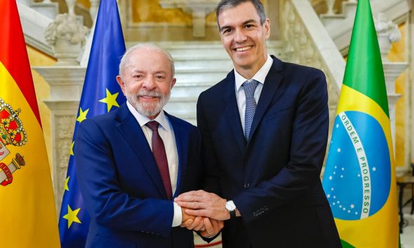 El jefe del Gobierno español, Pedro Sánchez (d), y el presidente brasileño, Luiz Inácio Lula da Silva (i), durante la primera cumbre entre ambos países, en la que ratifican su apuesta por políticas progresistas como la respuesta más eficaz frente al populismo, este viernes en Barcelona. EFE/ Moncloa/Ricardo Suckert // SOLO USO EDITORIAL/SOLO DISPONIBLE PARA ILUSTRAR LA NOTICIA QUE ACOMPAÑA (CRÉDITO OBLIGATORIO)