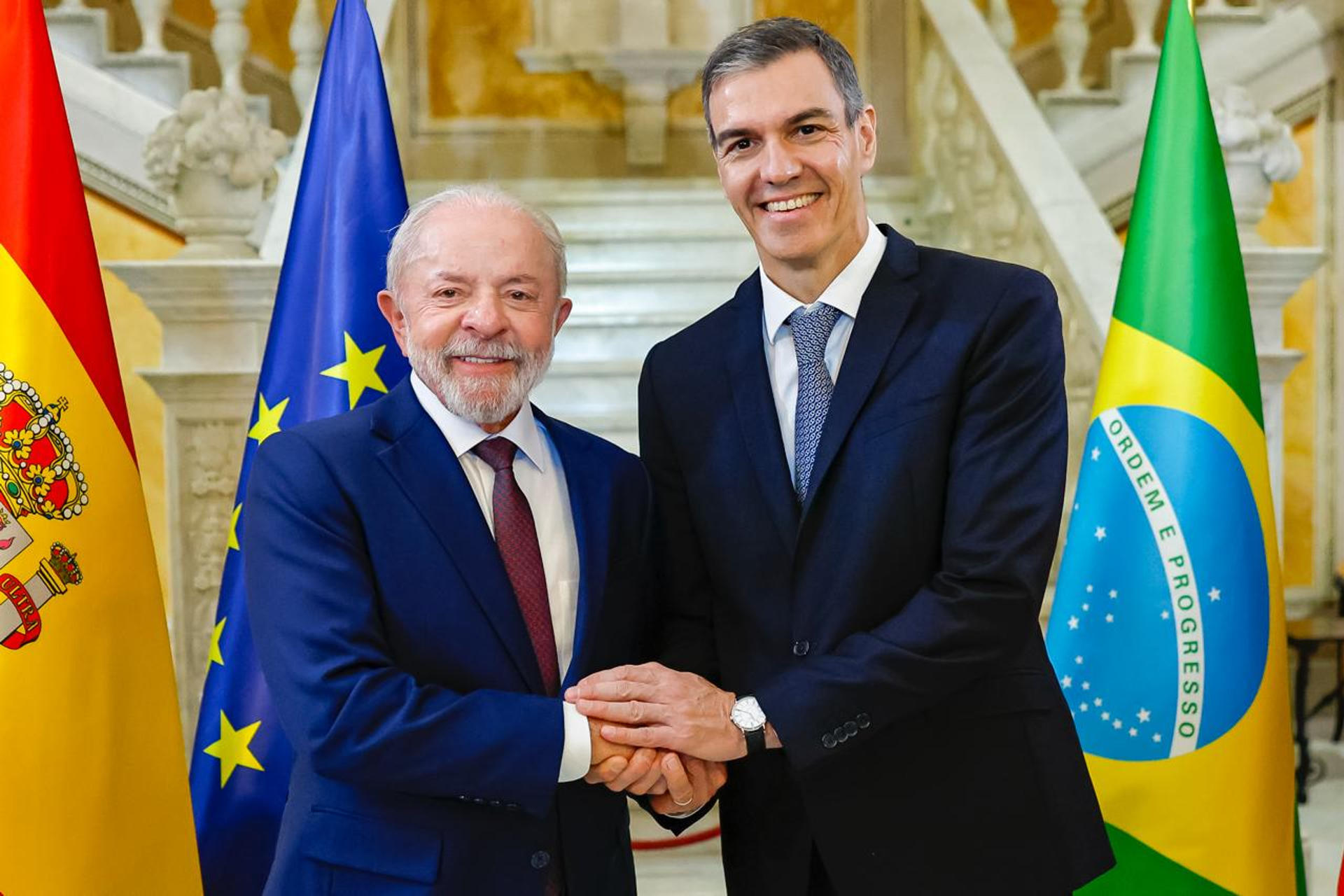 El jefe del Gobierno español, Pedro Sánchez (d), y el presidente brasileño, Luiz Inácio Lula da Silva (i), durante la primera cumbre entre ambos países, en la que ratifican su apuesta por políticas progresistas como la respuesta más eficaz frente al populismo, este viernes en Barcelona. EFE/ Moncloa/Ricardo Suckert // SOLO USO EDITORIAL/SOLO DISPONIBLE PARA ILUSTRAR LA NOTICIA QUE ACOMPAÑA (CRÉDITO OBLIGATORIO)