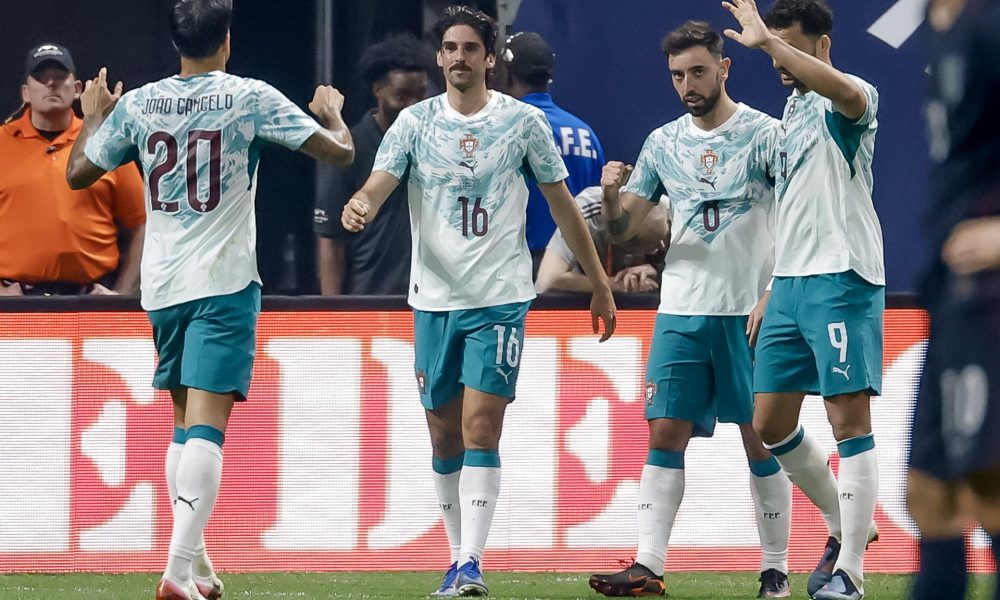 Francisco Trincao (2i), de Portugal, celebra su gol con sus compañeros João Cancelo (i), Bruno Fernandes (2d) y Gonçalo Ramos (d) durante el partido amistoso internacional entre la selección de EE.UU. y Portugal en el Mercedes-Benz Stadium de Atlanta (EE.UU.). EFE/ERIK S. LESSER