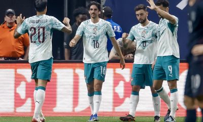 Francisco Trincao (2i), de Portugal, celebra su gol con sus compañeros João Cancelo (i), Bruno Fernandes (2d) y Gonçalo Ramos (d) durante el partido amistoso internacional entre la selección de EE.UU. y Portugal en el Mercedes-Benz Stadium de Atlanta (EE.UU.). EFE/ERIK S. LESSER