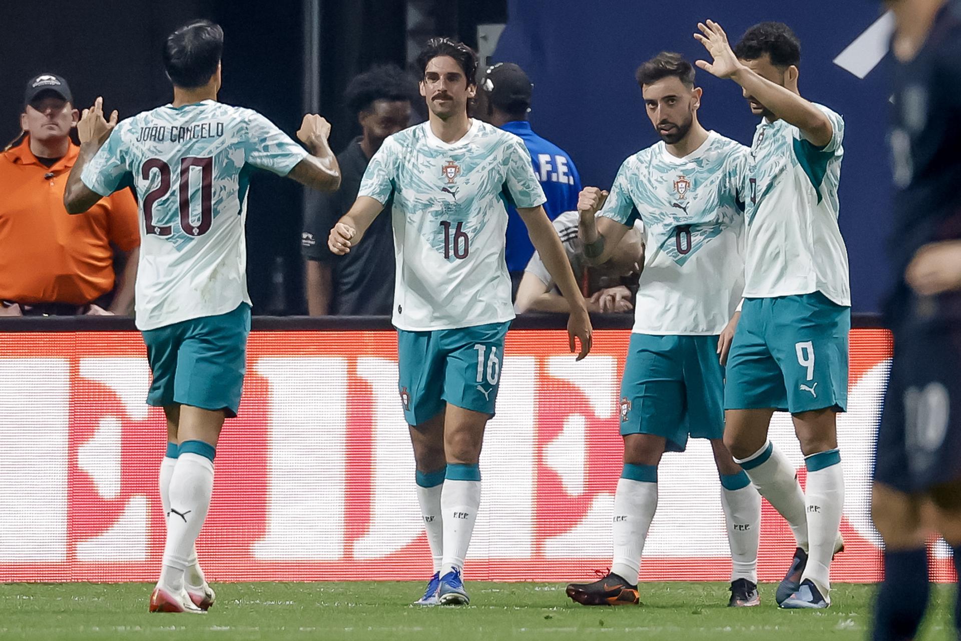 Francisco Trincao (2i), de Portugal, celebra su gol con sus compañeros João Cancelo (i), Bruno Fernandes (2d) y Gonçalo Ramos (d) durante el partido amistoso internacional entre la selección de EE.UU. y Portugal en el Mercedes-Benz Stadium de Atlanta (EE.UU.). EFE/ERIK S. LESSER