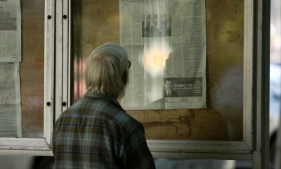 En la imagen de archivo, un anciano lee el periódico. EFE/DUMITRU DORU