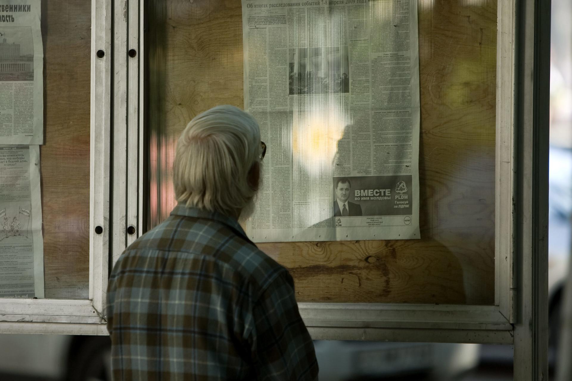 En la imagen de archivo, un anciano lee el periódico. EFE/DUMITRU DORU