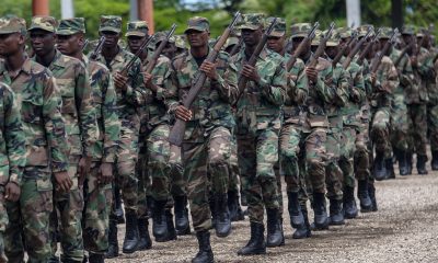 Un grupo de militares participa en una ceremonia de graduación de 339 soldados haitianos este martes, en Puerto Principie (Haití). EFE/ Mentor David Lorens