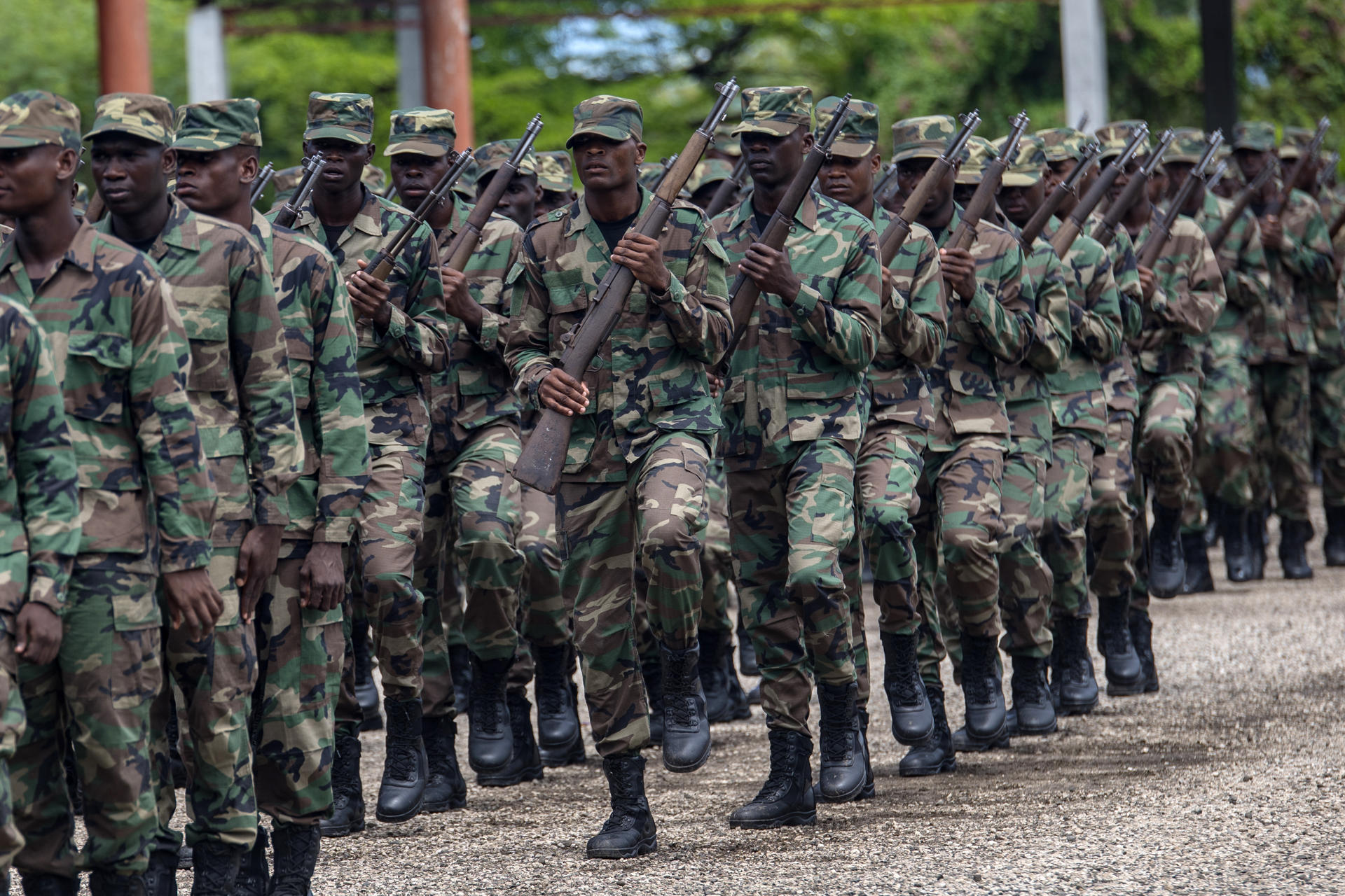 Un grupo de militares participa en una ceremonia de graduación de 339 soldados haitianos este martes, en Puerto Principie (Haití). EFE/ Mentor David Lorens