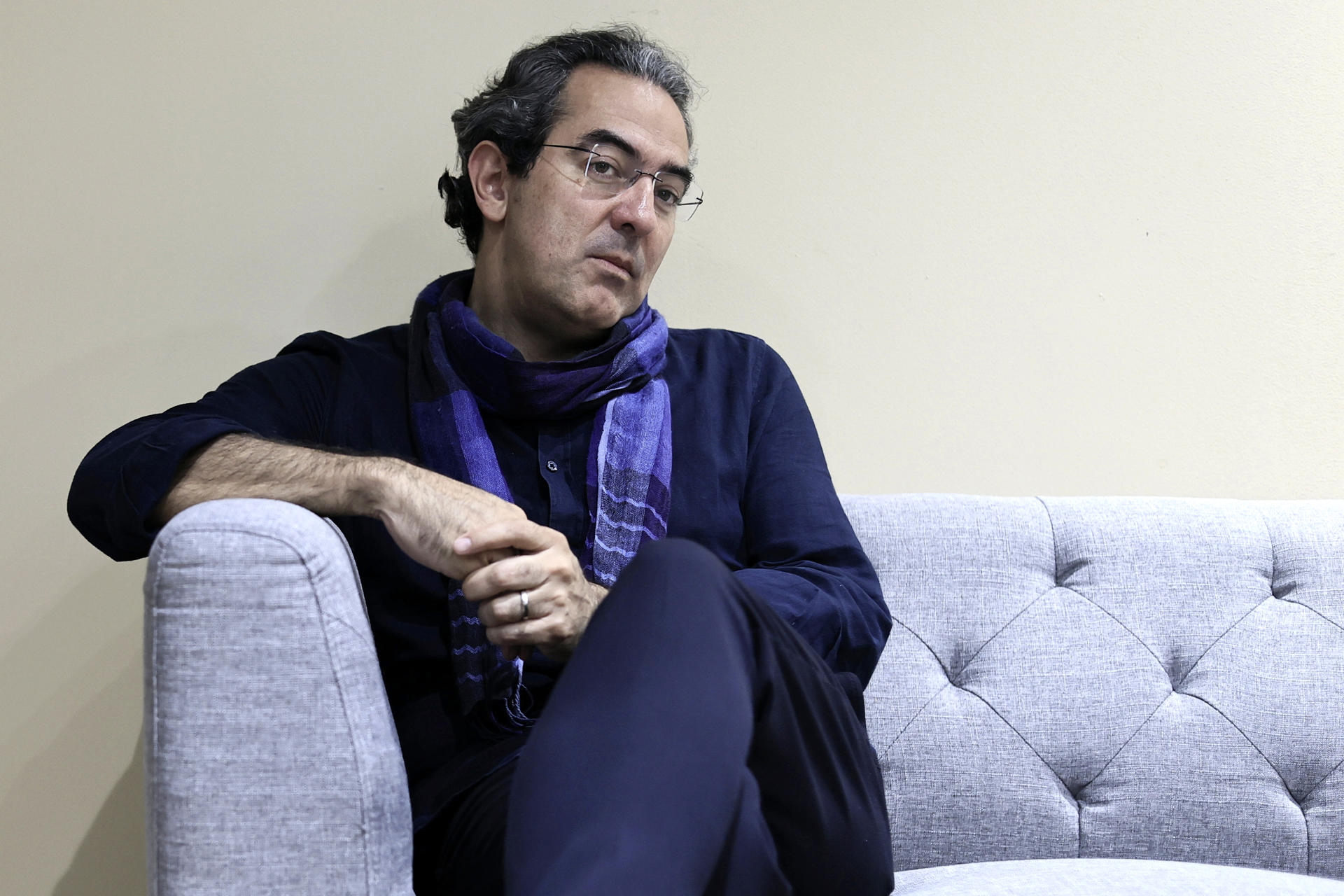 El escritor colombiano Juan Gabriel Vásquez habla durante una entrevista con EFE este viernes, en Caguas (Puerto Rico). EFE/Thais Llorca