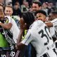 El jugador del Juventus Khephren Thuram (I) celebra con sus compañeros el 2-0 durante el partido de la Serie A que han jugado Juventus FC y Bologna FC en Turin, Italia. EFE/EPA/ALESSANDRO DI MARCO