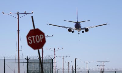 Un avión desciende para aterrizar en el Aeropuerto Internacional de Los Ángeles (LAX) en Los Ángeles, California, EE. UU., el 7 de noviembre de 2025. EFE/EPA/ALLISON DINNER