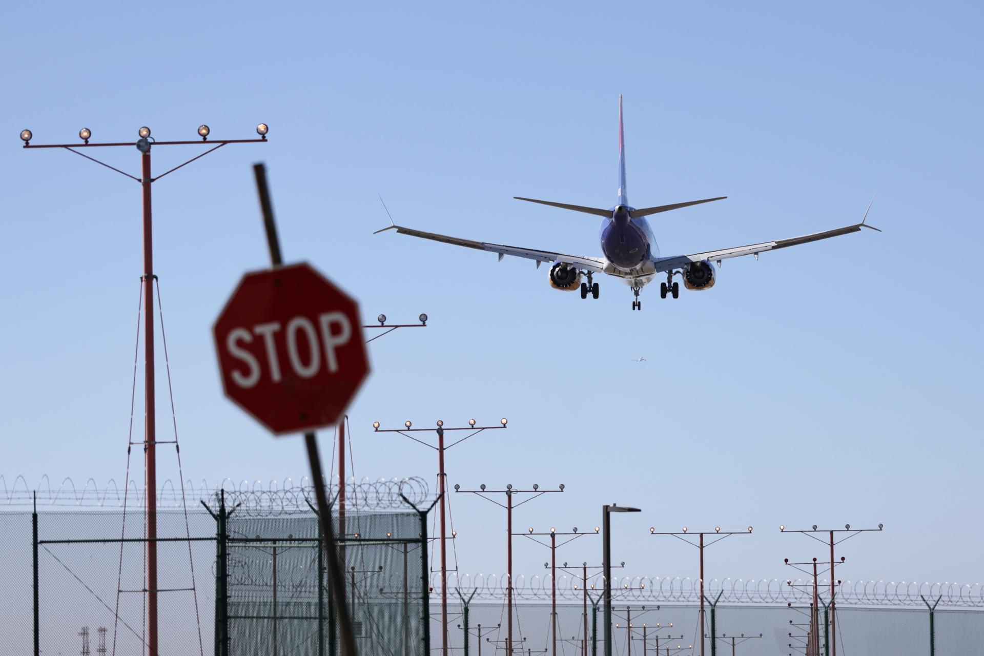 Un avión desciende para aterrizar en el Aeropuerto Internacional de Los Ángeles (LAX) en Los Ángeles, California, EE. UU., el 7 de noviembre de 2025. EFE/EPA/ALLISON DINNER