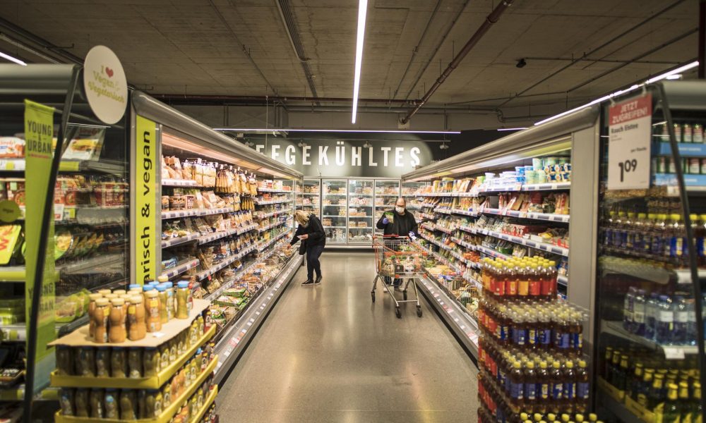 Un supermercado en Viena (Austria), en una foto de abril de 2020. EFE/EPA/CHRISTIAN BRUNA