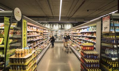Un supermercado en Viena (Austria), en una foto de abril de 2020. EFE/EPA/CHRISTIAN BRUNA