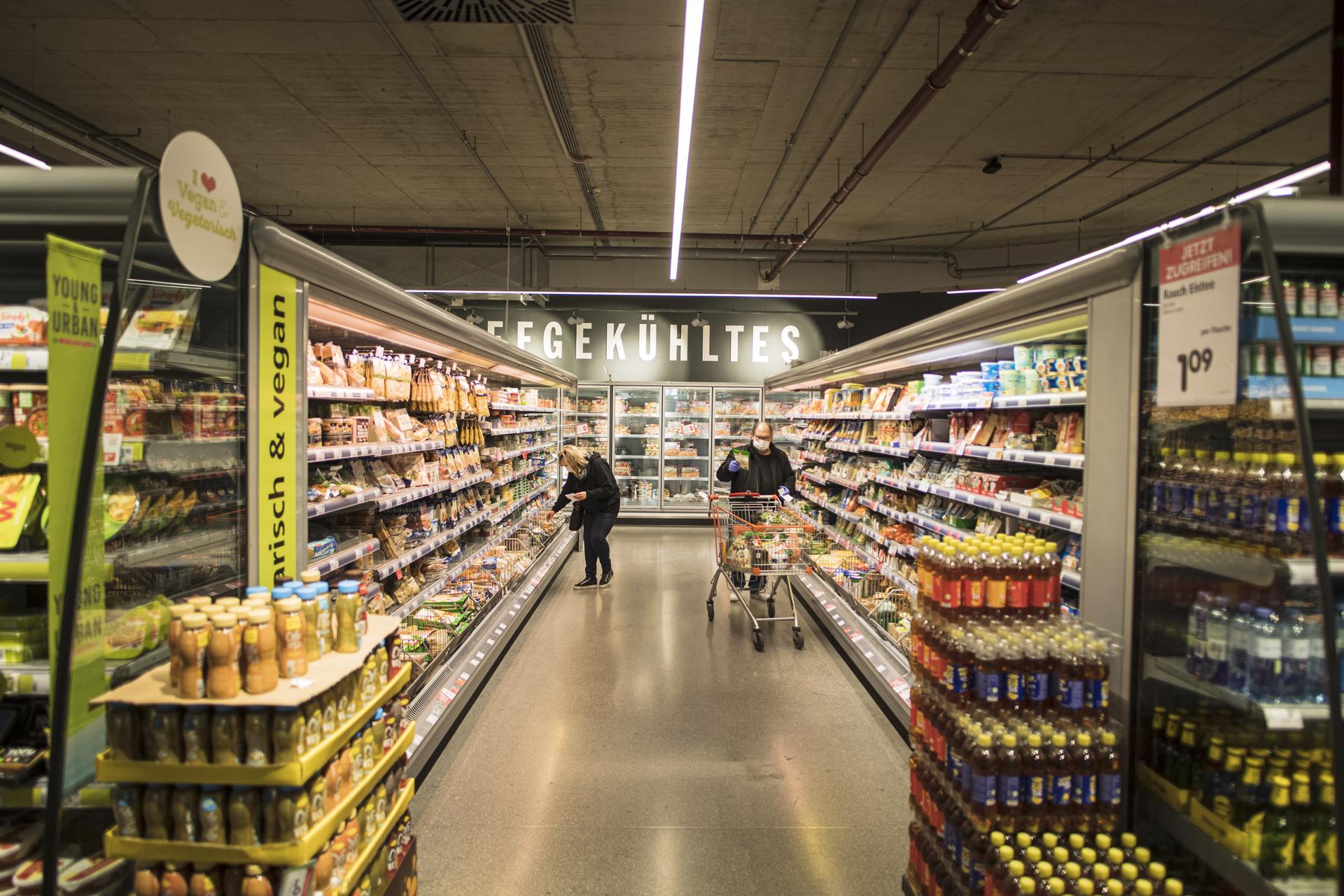 Un supermercado en Viena (Austria), en una foto de abril de 2020. EFE/EPA/CHRISTIAN BRUNA