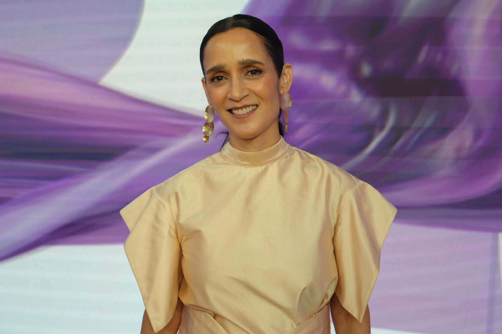 La cantante Julieta Venegas posa en la alfombra rosa de las ‘Mujeres Latinas en la Música 2026’ este jueves, en los estudios de Telemundo en Miami (EE.UU.). EFE/ Alberto Boal
