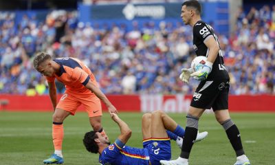 El guardameta del Getafe, David Soria (d), durante el partido de LaLiga entre Getafe CF y FC Barcelona celebrado en el estadio Coliseum de Getafe (Madrid). EFE/ Mariscal