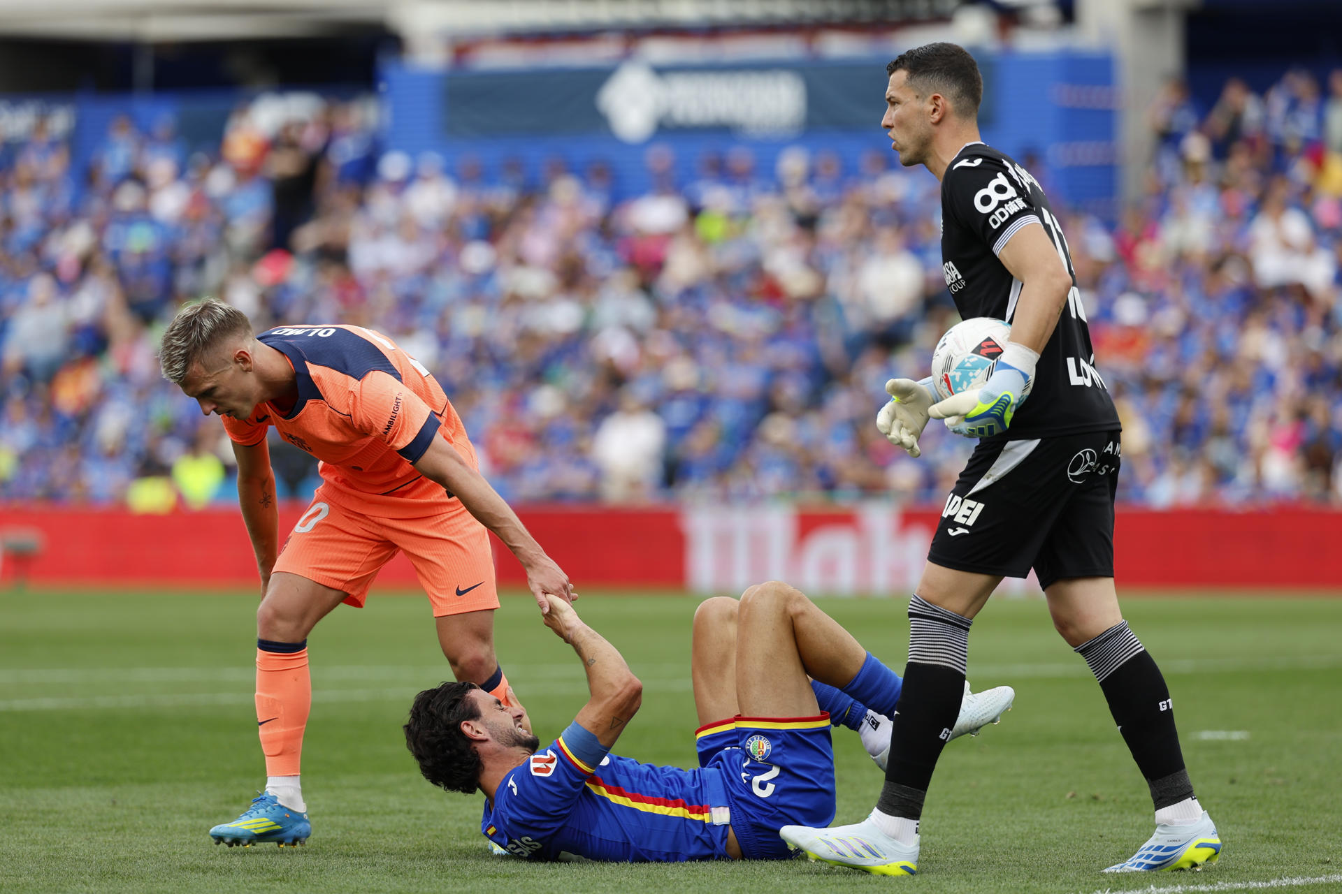 El guardameta del Getafe, David Soria (d), durante el partido de LaLiga entre Getafe CF y FC Barcelona celebrado en el estadio Coliseum de Getafe (Madrid). EFE/ Mariscal