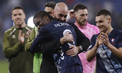 Ilaix Moriba (C) festeja con el técnico Claudio Giráldez la clasificación del Celta a los cuartos de final de la Liga Europa. EFE/EPA/GUILLAUME HORCAJUELO