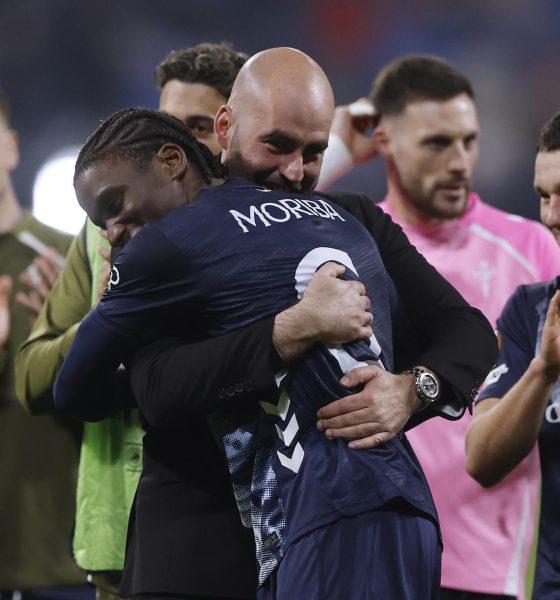 Ilaix Moriba (C) festeja con el técnico Claudio Giráldez la clasificación del Celta a los cuartos de final de la Liga Europa. EFE/EPA/GUILLAUME HORCAJUELO
