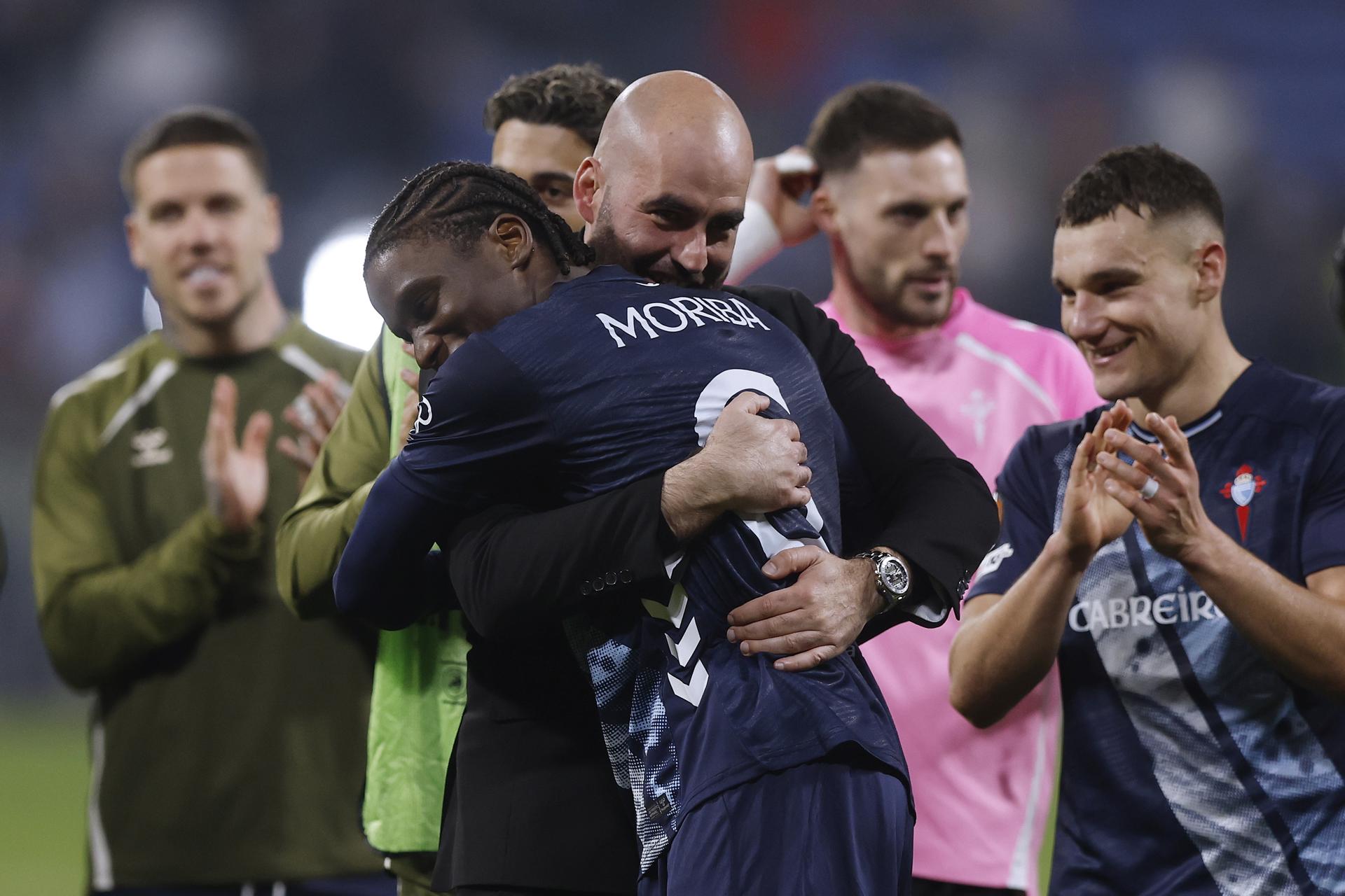 Ilaix Moriba (C) festeja con el técnico Claudio Giráldez la clasificación del Celta a los cuartos de final de la Liga Europa. EFE/EPA/GUILLAUME HORCAJUELO