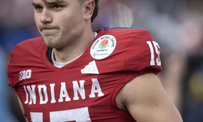 Fotografía de archivo del 2 de enero de 2026 en la que se ve al mariscal de campo Fernando Mendoza, elección número uno de Las Vegas Raiders en el draft de la NFL 2026. EFE/Armando Arorizo