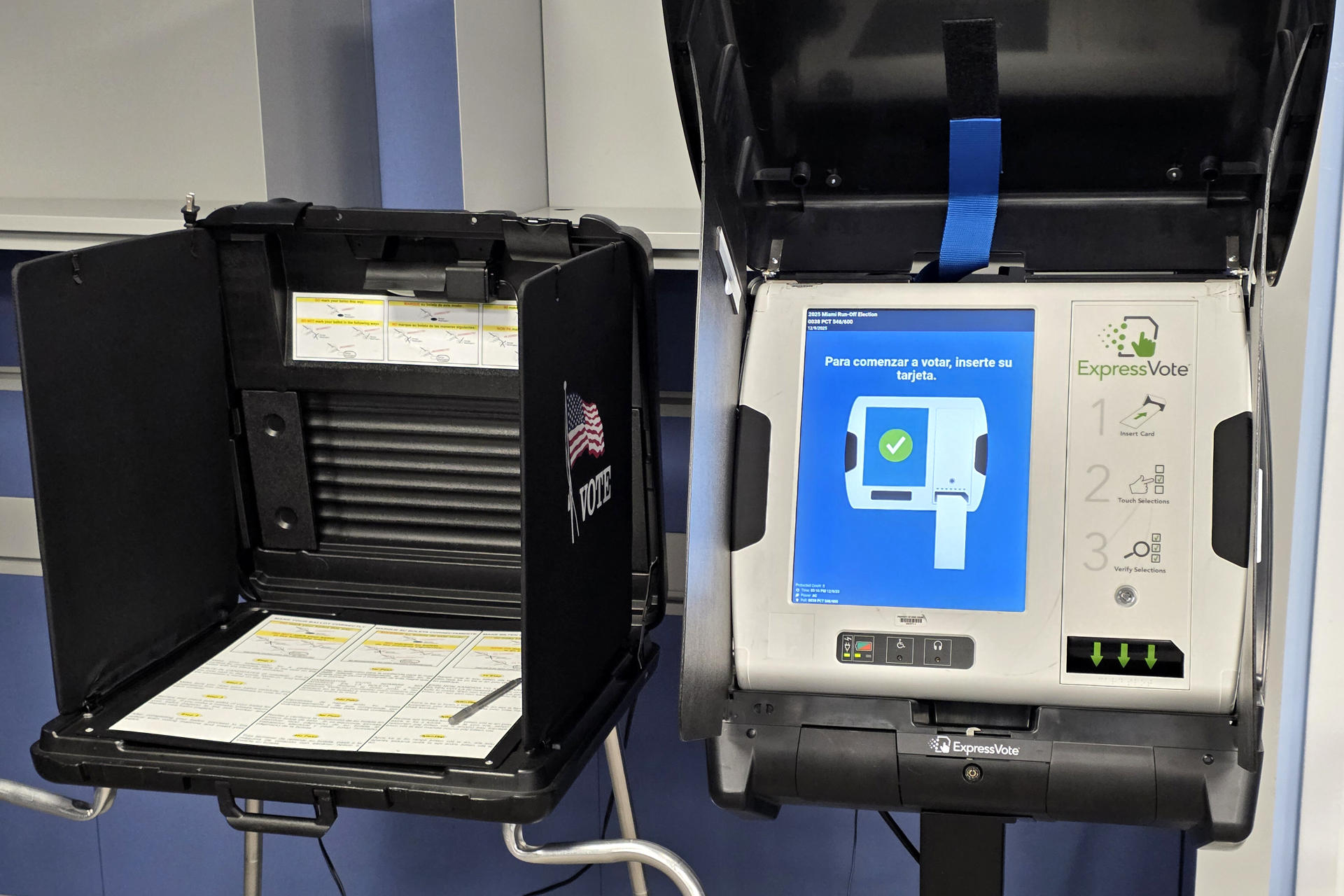 Fotografía de archivo que muestra una máquina de votación en el ayuntamiento de Miami, Florida (EE.UU.). EFE/ Alberto Boal