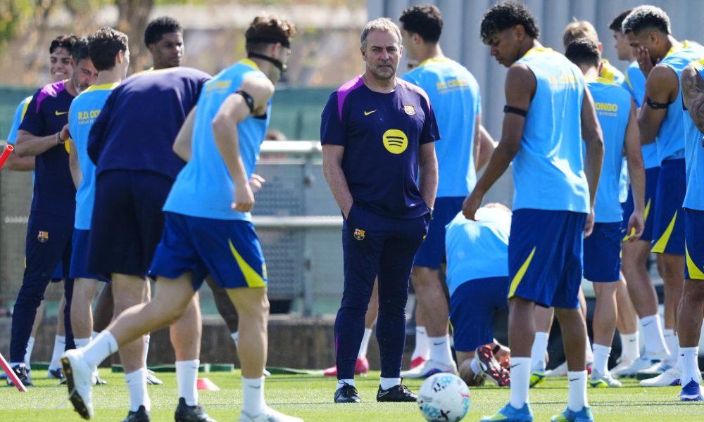 El técnico alemán del FC Barcelona, Hansi Flick (c), durante el entrenamiento que realiza la plantilla barcelonista  en la Ciudad Deportiva Joan Gamper para preparar el partido correspondiente  a la 33ª jornada de liga ante el Real Celta de Vigo que disputarán mañana  en el Spotify Camp Nou de Barcelona.EFE/ Alejandro García