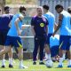 El técnico alemán del FC Barcelona, Hansi Flick (c), durante el entrenamiento que realiza la plantilla barcelonista  en la Ciudad Deportiva Joan Gamper para preparar el partido correspondiente  a la 33ª jornada de liga ante el Real Celta de Vigo que disputarán mañana  en el Spotify Camp Nou de Barcelona.EFE/ Alejandro García