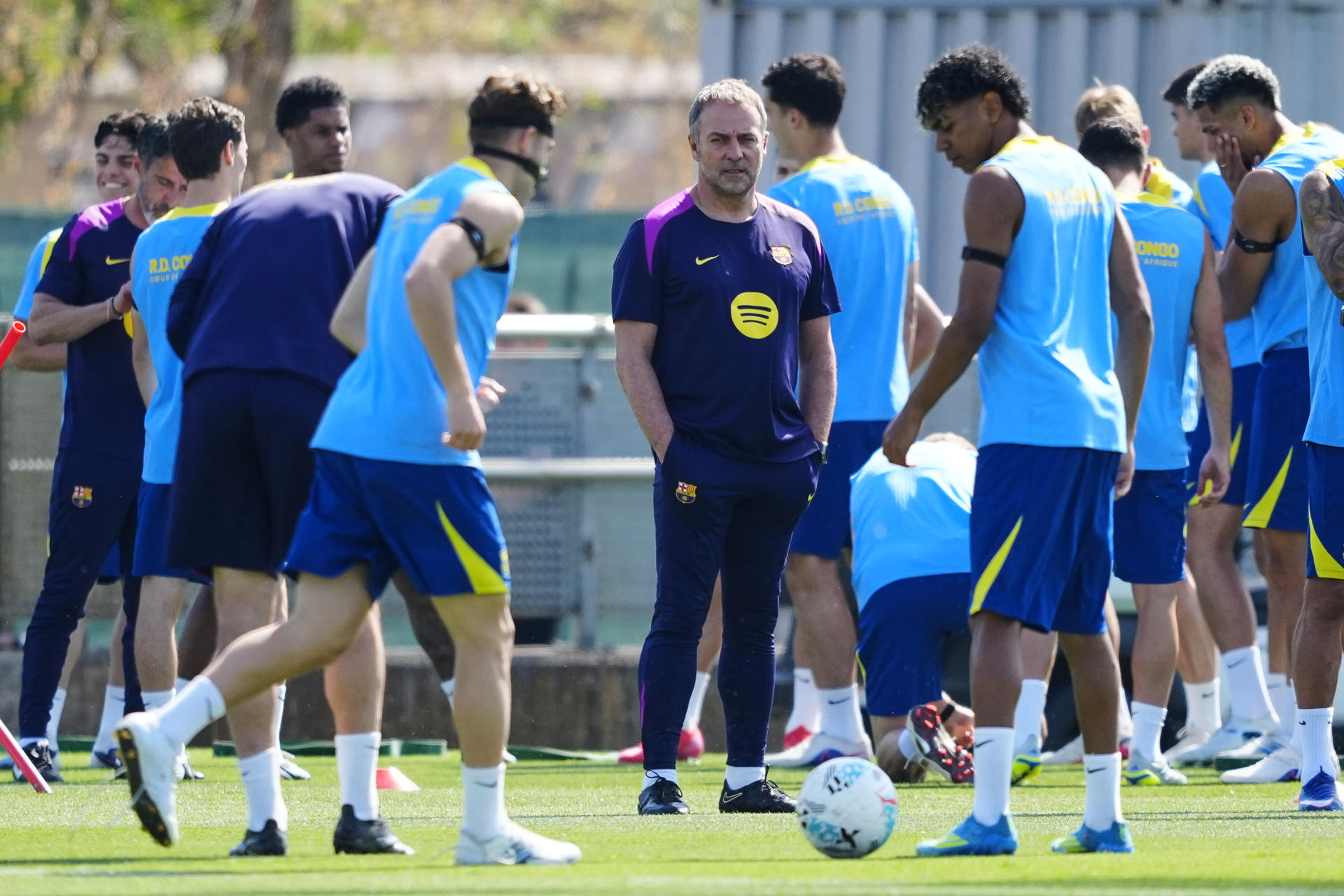 El técnico alemán del FC Barcelona, Hansi Flick (c), durante el entrenamiento que realiza la plantilla barcelonista  en la Ciudad Deportiva Joan Gamper para preparar el partido correspondiente  a la 33ª jornada de liga ante el Real Celta de Vigo que disputarán mañana  en el Spotify Camp Nou de Barcelona.EFE/ Alejandro García