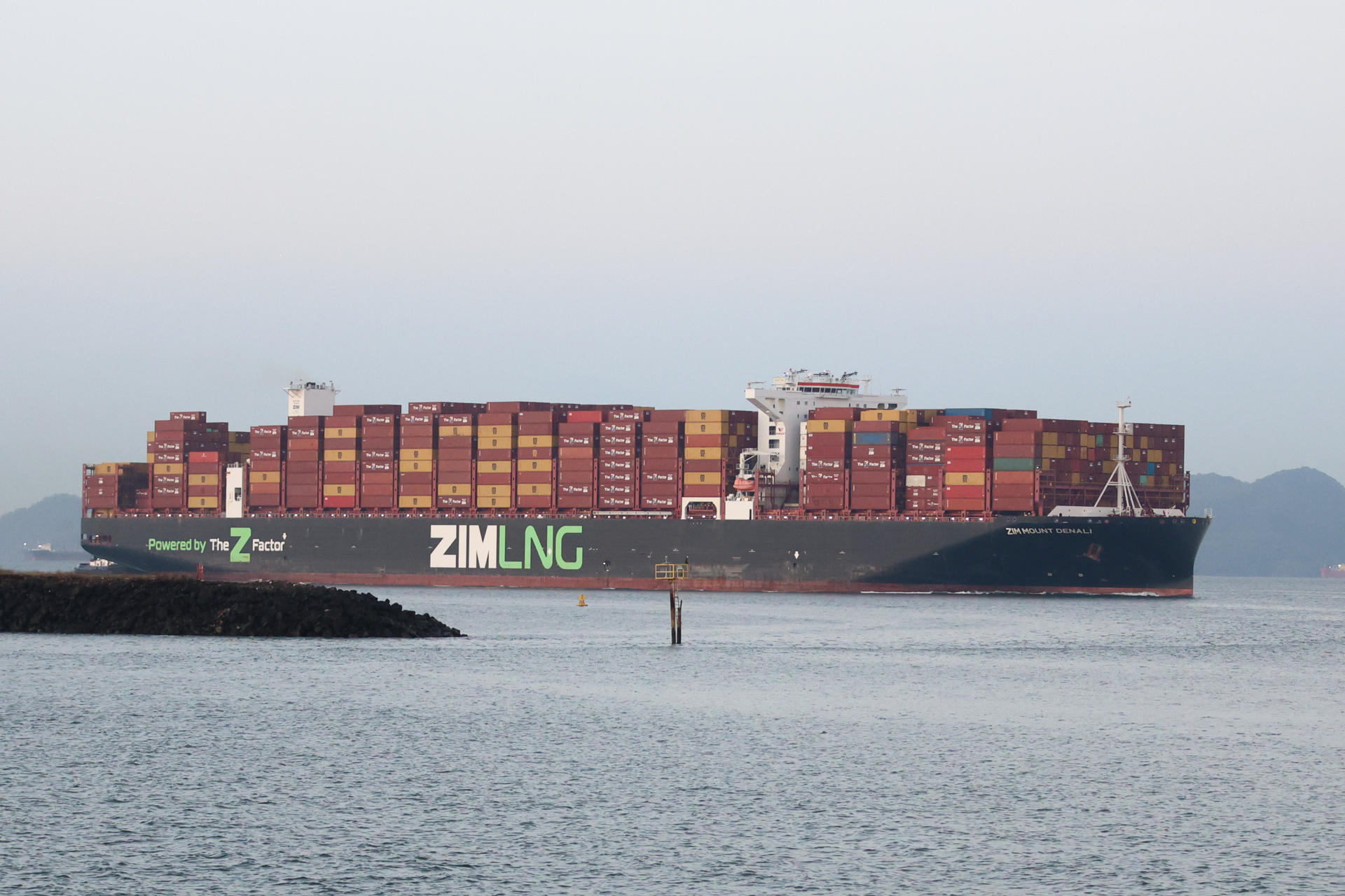 Fotografía que muestra un buque en transito en el Canal de Panamá este martes, en Ciudad de Panamá (Panamá). EFE/ Carlos Lemos