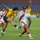 La ecuatoriana Emily Arias (i) prueba con un remate a la portería de Perú ante la marca de Luana Chamochumbi en el partido de la Liga de Naciones jugado este sábado en el estadio Olímpico Atahualpa en Quito. EFE/ Vicente Costales