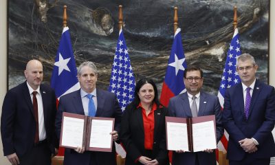 Desde la izquierda, el embajador de Estados Unidos en Chile, Brandon Judd; el subsecretario de Estado para el Control de Armas y la Seguridad Internacional de Estados Unidos, Thomas DiNanno; la ministra de Seguridad Pública de Chile, Trinidad Steinert; el ministro de Relaciones Exteriores, Francisco Pérez Mackenna, y el subsecretario de Seguridad chileno, Andrés Jouannet, posan durante la firma de un acuerdo de seguridad entre Chile y Estados Unidos para fortalecer la lucha contra las drogas y el crimen organizado internacional, este lunes en Santiago (Chile). EFE/ Elvis González