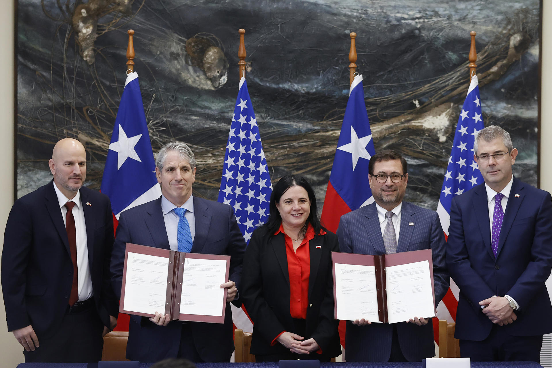 Desde la izquierda, el embajador de Estados Unidos en Chile, Brandon Judd; el subsecretario de Estado para el Control de Armas y la Seguridad Internacional de Estados Unidos, Thomas DiNanno; la ministra de Seguridad Pública de Chile, Trinidad Steinert; el ministro de Relaciones Exteriores, Francisco Pérez Mackenna, y el subsecretario de Seguridad chileno, Andrés Jouannet, posan durante la firma de un acuerdo de seguridad entre Chile y Estados Unidos para fortalecer la lucha contra las drogas y el crimen organizado internacional, este lunes en Santiago (Chile). EFE/ Elvis González