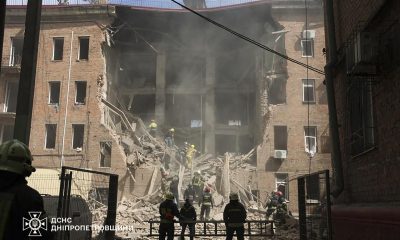 Rescatistas ucranianos trabajan en el lugar de un ataque ruso en un área residencial en Dnipro, Ucrania, el 25 de abril de 2026. EFE/EPA/SERVICIO DE EMERGENCIAS DEL ESTADO DISTRIBUCIÓN DISTRIBUCIÓN SOLO PARA USO EDITORIAL/NO VENTAS