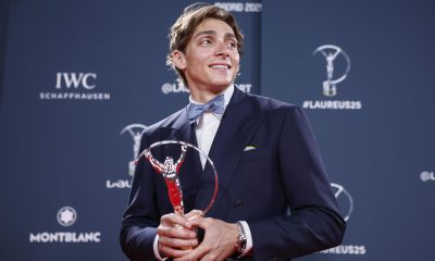 Fotografía de Daniel González, en la que puede verse en una imagen de archivo del 21 de abril de 2025 al saltador de pértiga sueco Mondo Duplantis con su galardón "Deportista del año" de la pasada edición de los Premios Laureus. EFE