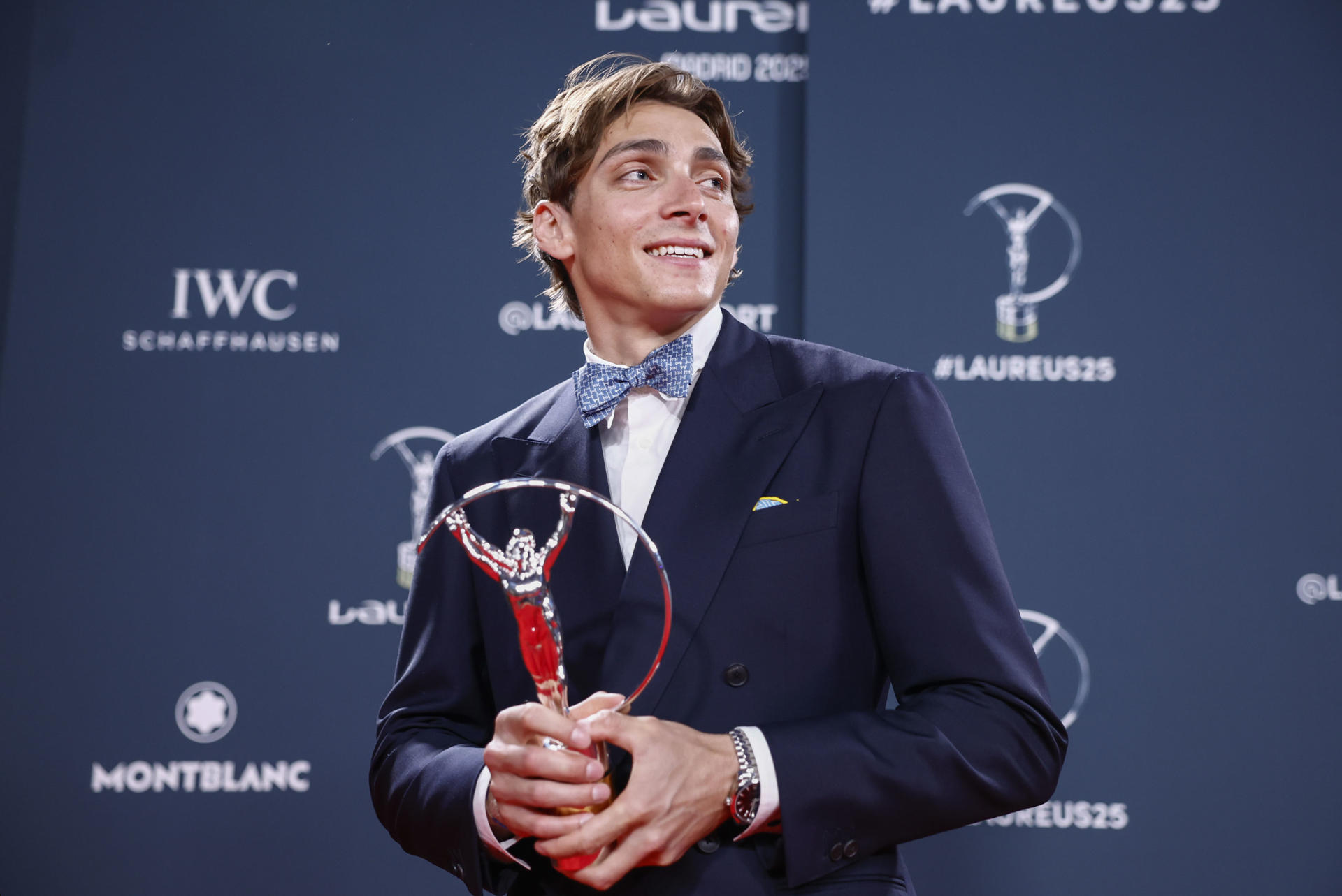 Fotografía de Daniel González, en la que puede verse en una imagen de archivo del 21 de abril de 2025 al saltador de pértiga sueco Mondo Duplantis con su galardón "Deportista del año" de la pasada edición de los Premios Laureus. EFE