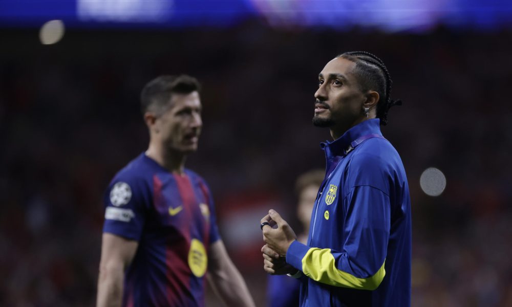El delantero brasileño del FC Barcelona Raphinha al finalizar el partido de vuelta de cuartos de final de Liga de Campeones que Atlético de Madrid y FC Barcelona disputaron el pasado 14 de abril. EFE/Juanjo Martín