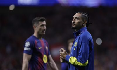 El delantero brasileño del FC Barcelona Raphinha al finalizar el partido de vuelta de cuartos de final de Liga de Campeones que Atlético de Madrid y FC Barcelona disputaron el pasado 14 de abril. EFE/Juanjo Martín