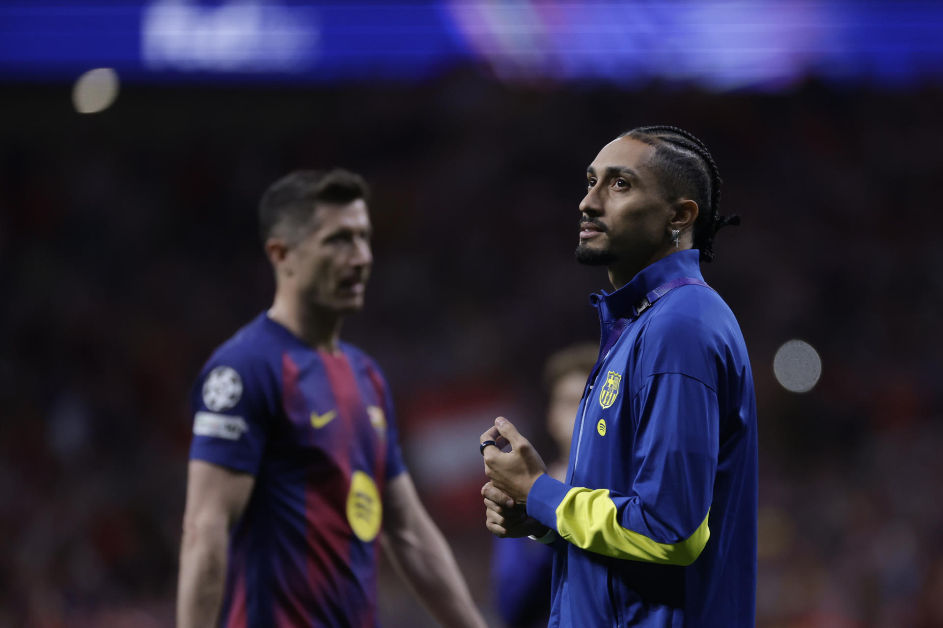 El delantero brasileño del FC Barcelona Raphinha al finalizar el partido de vuelta de cuartos de final de Liga de Campeones que Atlético de Madrid y FC Barcelona disputaron el pasado 14 de abril. EFE/Juanjo Martín